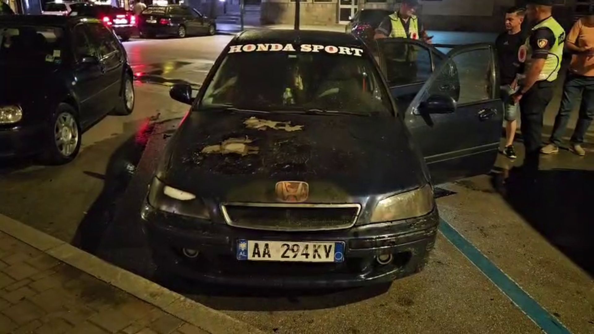 Përfshihet nga flakët makina në Korçë  zjarrfikësja dhe policia në vendngjarje  dyshimet e para