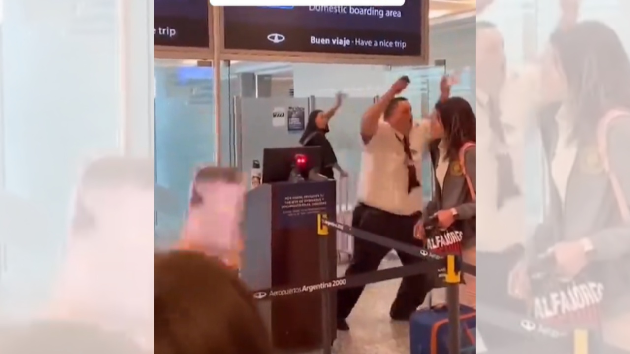Video  Momenti epik  sigurimi i aeroportit  braktis  pasagjerët për të festuar golin e Messit
