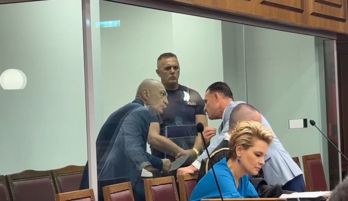 Kërkesa për transmetim  live  të seancës  GJKKO rrëzon Metën  kamerat nxirren jashtë sallës së gjyqit
