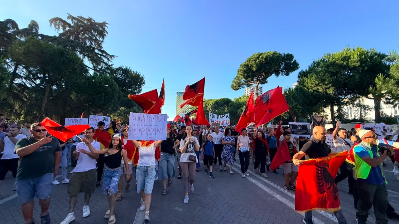 rama-ne-zvernec-qytetaret-nisin-protesten-e-gjashte-nga-sheshin-skenderbej-drejt-kryeministrise-starton-tubimi