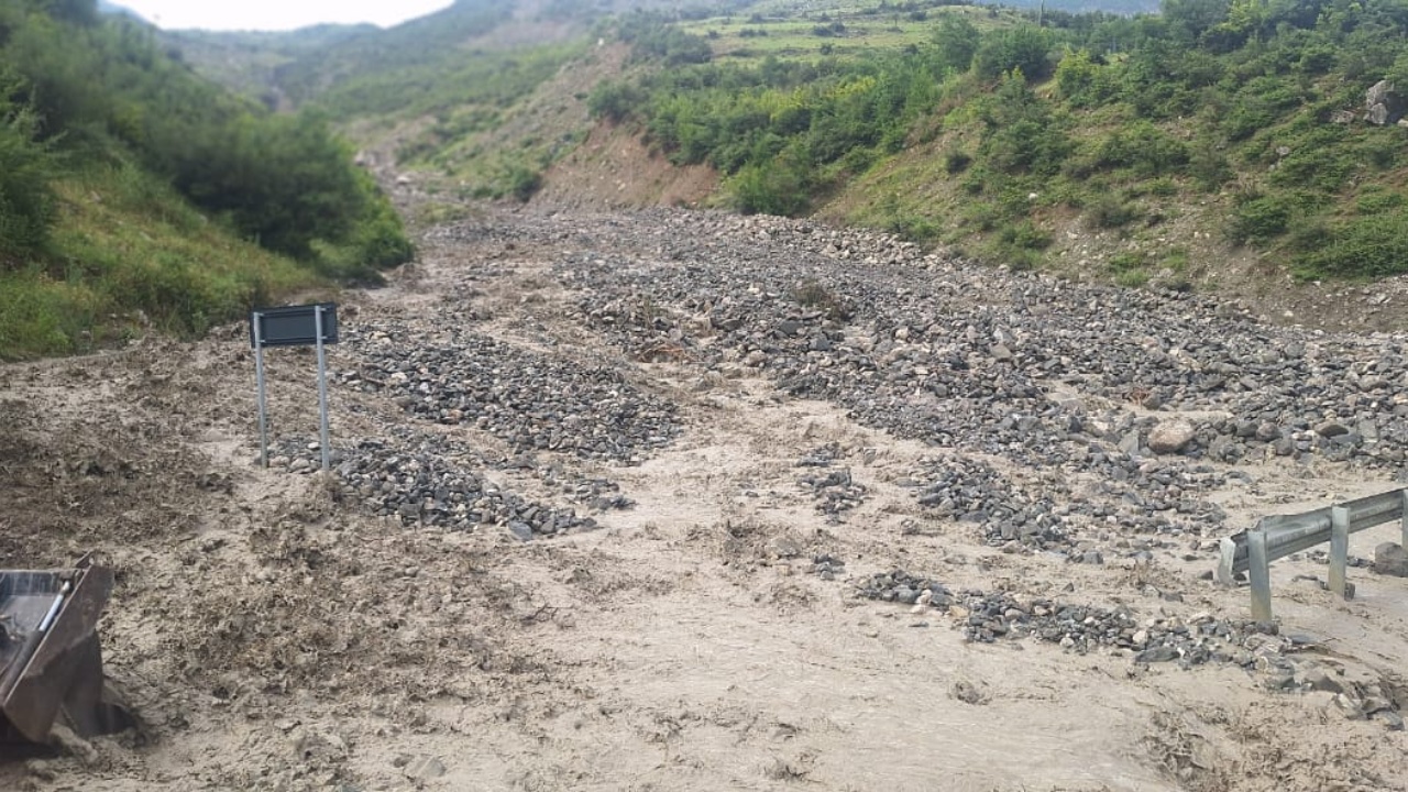 Reshje intensive në Maliq  Masa dheu dhe gurësh shkëputen nga mali  bllokohet një pjesë e aksit Moglicë Gramsh