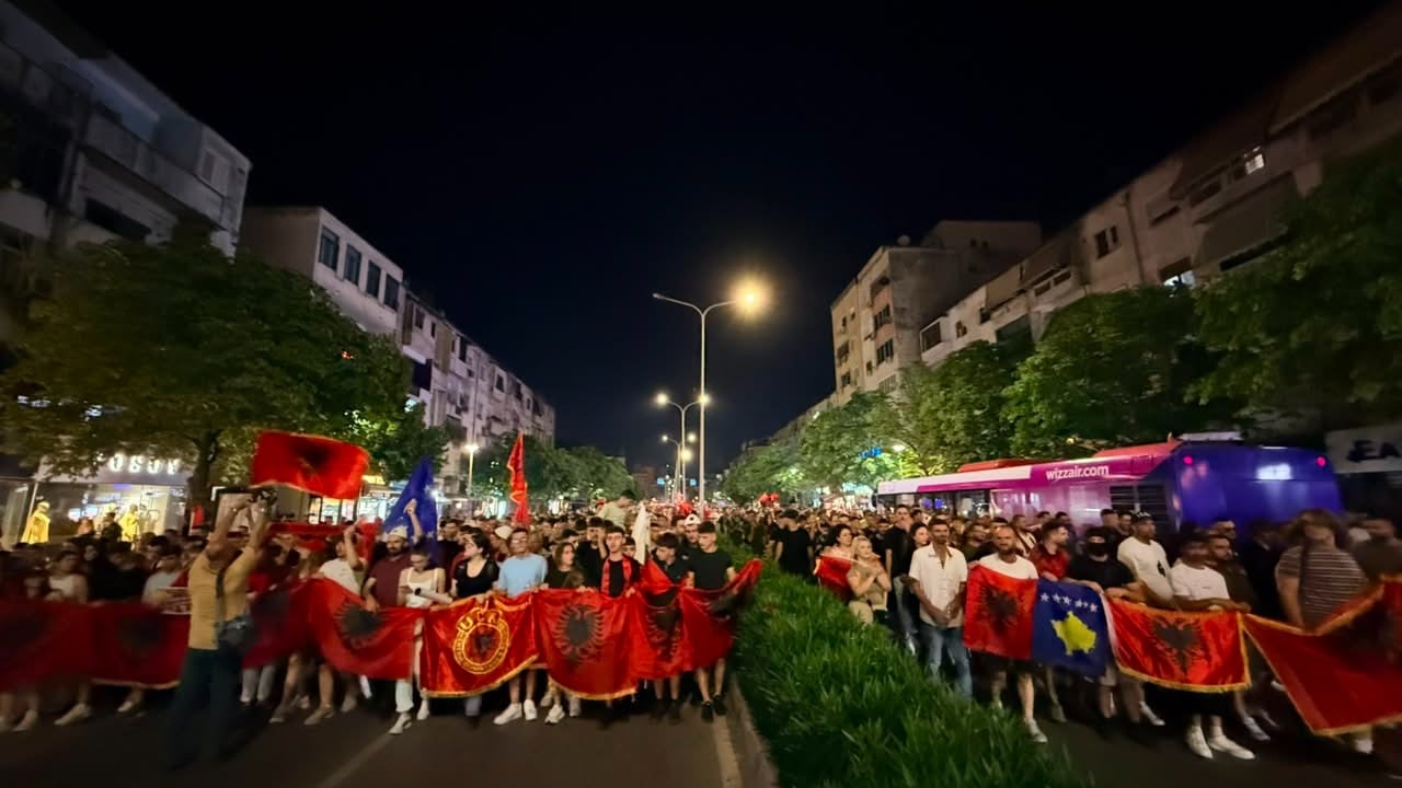 LIVE  Pas 3 orësh protestë te Kryeministria  qytetarët marshojnë në rrugët e kryeqytetit  Përplasje me anëtarët e FRPD  thirrje për mbledhjen e një Kuvendi Kombëtar