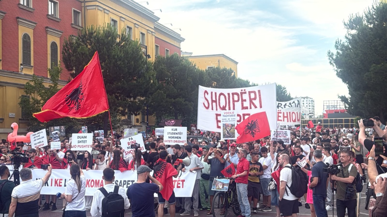 live-dita-e-12-te-e-protestes-qytetaret-mblidhen-para-kryeministrise-me-pankarta-ne-duar-nuk-i-ke-lare-hesapet-me-studentet