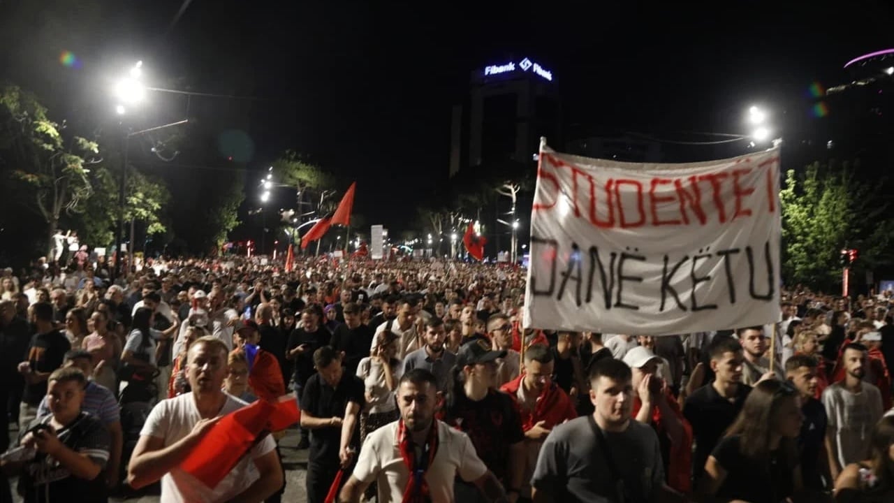 Videoja në TikTok ndez konfliktin  Debati për mikrofonin në protestën për Zvërnecin përfundon në polici  kallëzim për kanosje