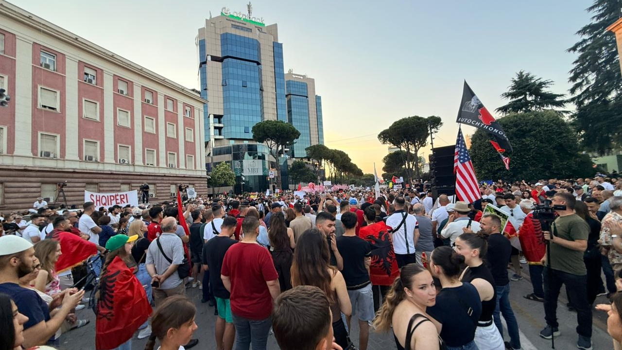 Live  Dita e 18 të e protestës jopartiake  qytetarët  stacionohen  para Kryeministrisë  nisin fjalimet  Votimi në PE për zonat e mbrojtura  fitorja jonë e parë