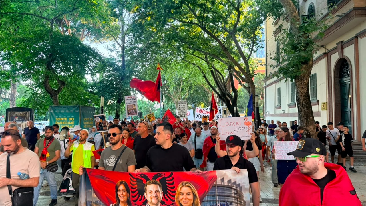 live-dita-e-19-te-e-tubimit-ndryshon-itinerari-i-marshimit-protestuesit-nisen-drejt-kuvendit-thirrje-deputeteve-te-ps-dorezoni-mandatet
