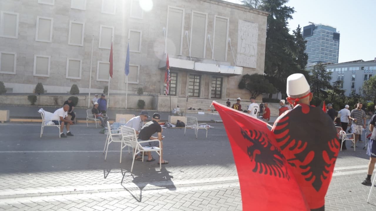Protestuesit vendosën karriget përpara Kryeministrisë  policia i largon së bashku me këpucët te shkallët e godinës