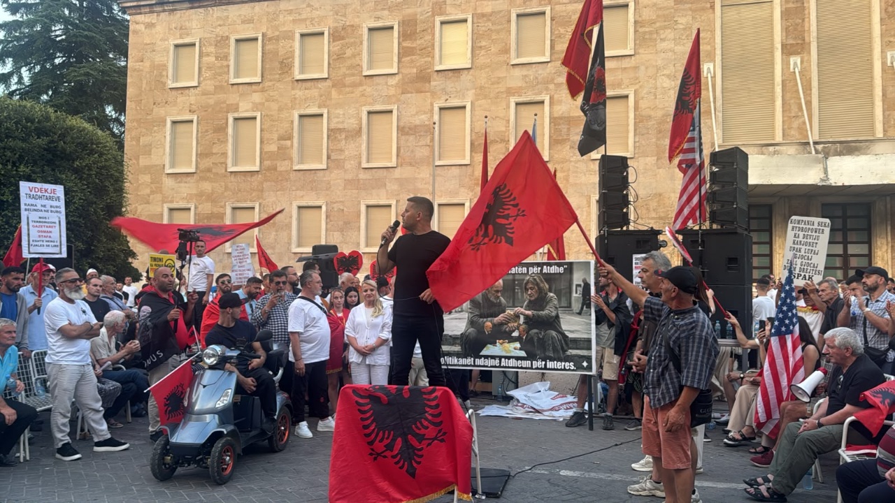 live-dita-e-23-te-e-protestes-ne-kryeqytet-nisin-fjalimet-e-qytetareve-para-kryeministrise-kerkojme-qeveri-teknike-ligjin-per-zonat-e-mbrojtura