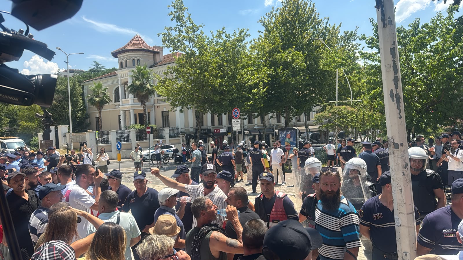 Protestuesit tentojnë të bllokojnë hyrjen e Kuvendit  përplasje fizike me policinë  mbërrijnë Forcat e Ndërhyrjes së Shpejtë