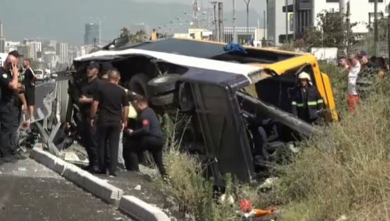 aksidenti-i-rende-ne-autostraden-tirane-durres-dy-te-vdekur-ne-autobusin-me-pasagjere