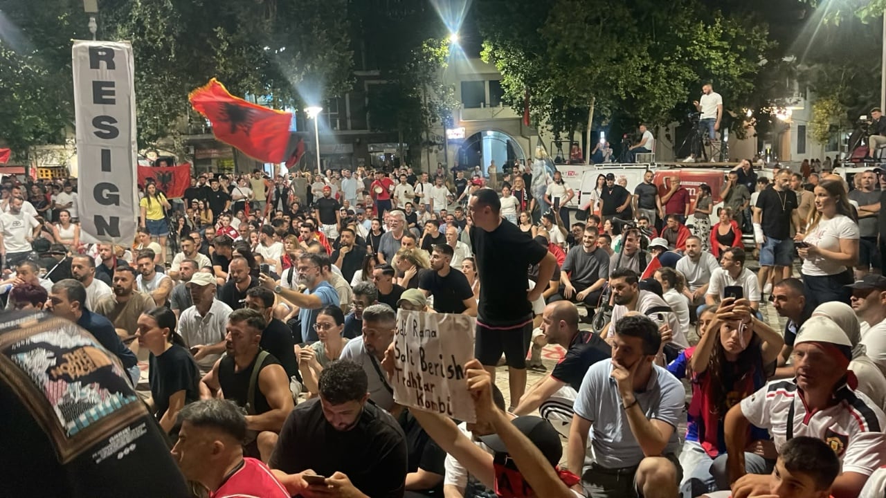 live-dita-e-31-te-e-tubimit-ne-tirane-protestuesit-vijojne-marshimin-me-ndryshim-ne-itinerar-shkojne-drejt-selise-se-pd-se