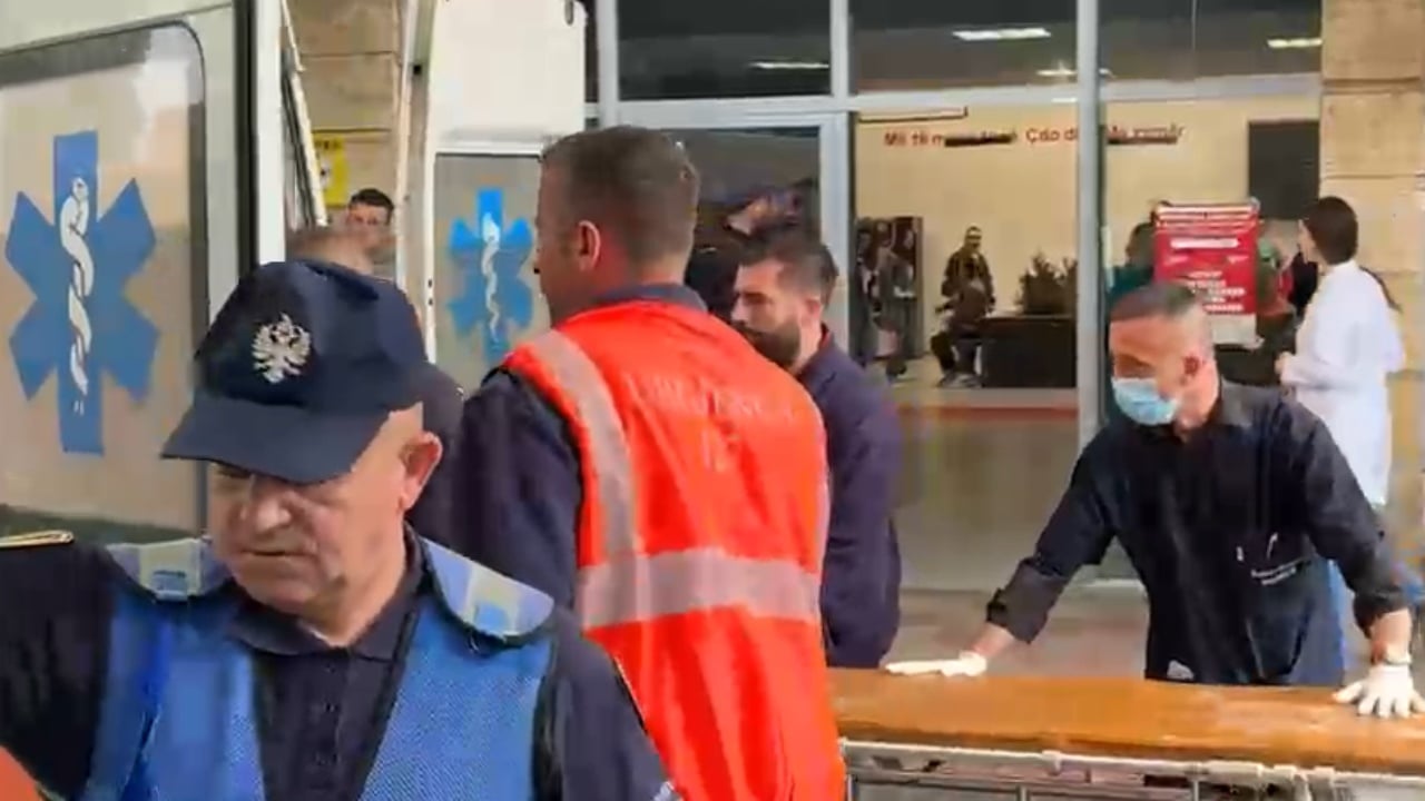Video  I shoqëruar nga forca të shumta policie  momenti kur autori i vrasjes së efektivit në Maliq mbërrin në spital
