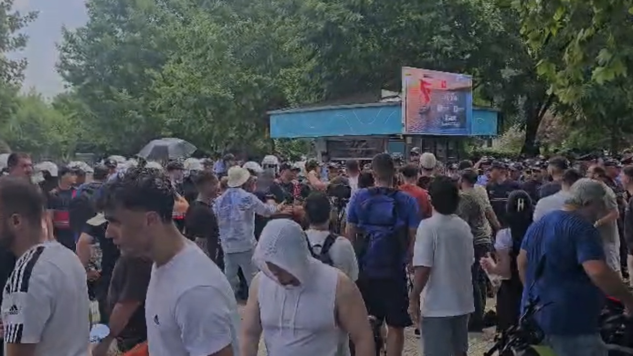  Lironi protestuesit   Shoqërimi i disa personave në komisariat  qytetarët shkojnë të Drejtoria e Policisë  Turp  turp