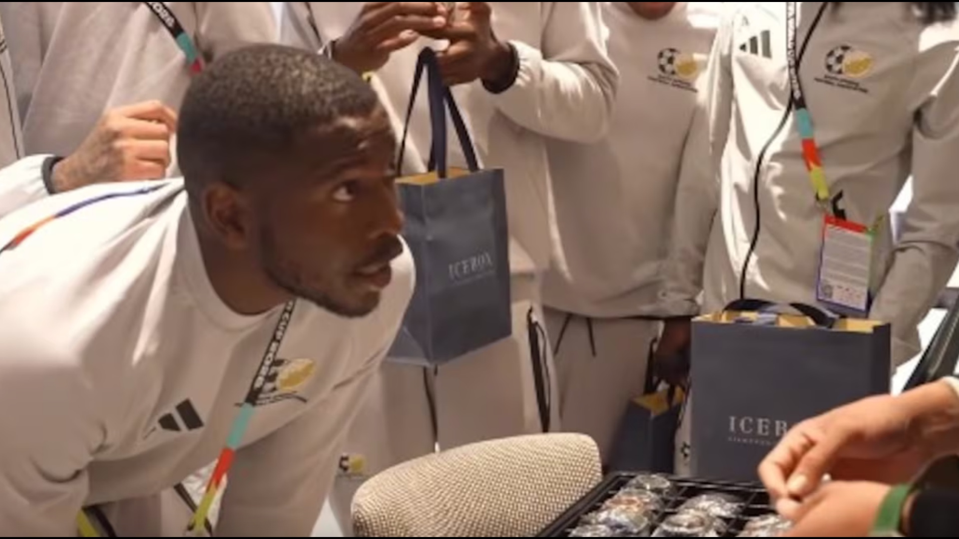 Surprizë e kushtueshme për Afrikën e Jugut  bizhuteri me vlerë 40 mijë euro  dhuratë për futbollistët