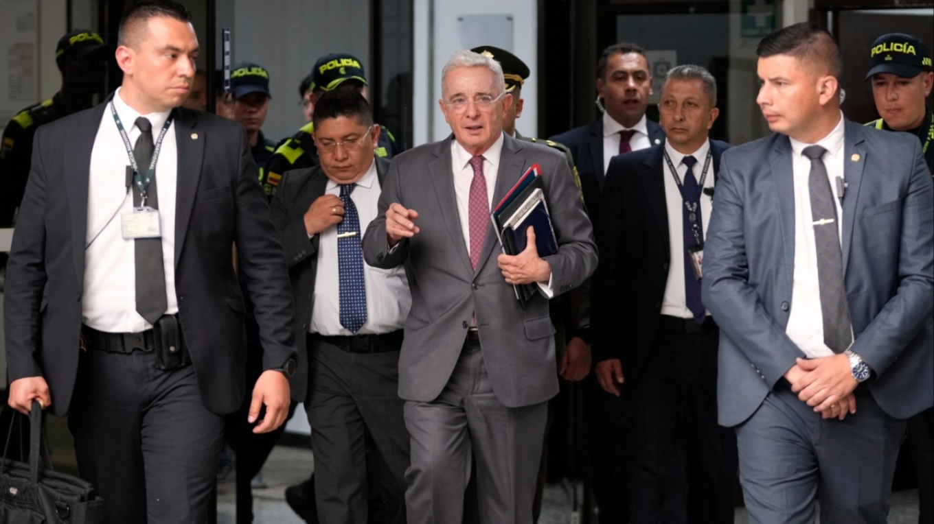 Ish presidenti i Kolumbisë nën hetim për masakrat e viteve  90  Çështja trondit vendin në prag të zgjedhjeve