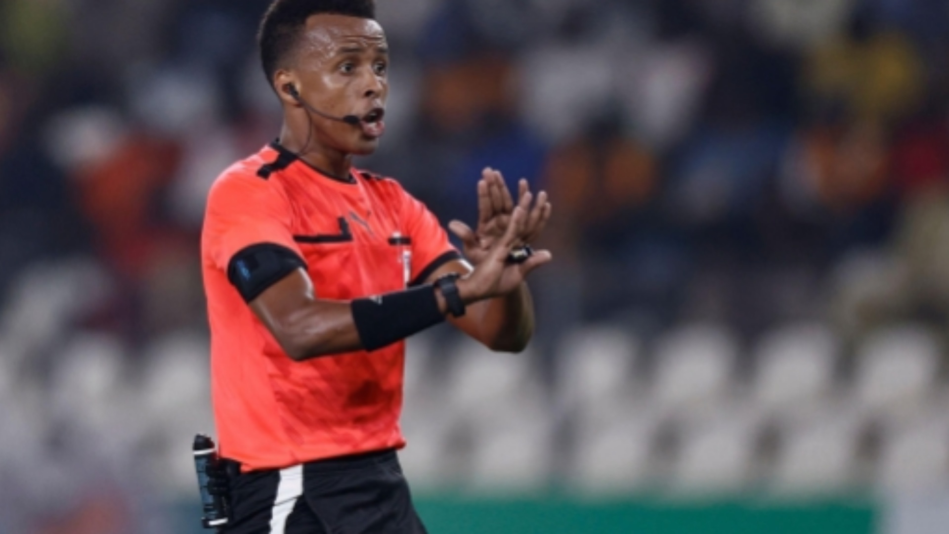 nuk-u-lejua-te-hyje-ne-shba-arbitri-nga-somalia-shfryn-po-jetoja-nje-enderr-por-perfundova-ne-burg-dhe-i-debuar-per-shkak-te-nje-omonimi