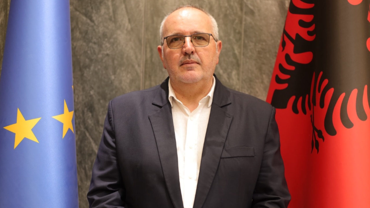 Prej kohësh me drejtues të komanduar  Auron Rrokaj emërohet Drejtor i Përgjithshëm i Arkivave
