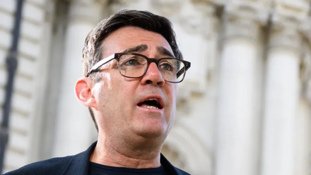 Kush është Andy Burnham  Deputeti që rikthehet në Parlamentin britanik dhe kërcënon vendin e Starmer