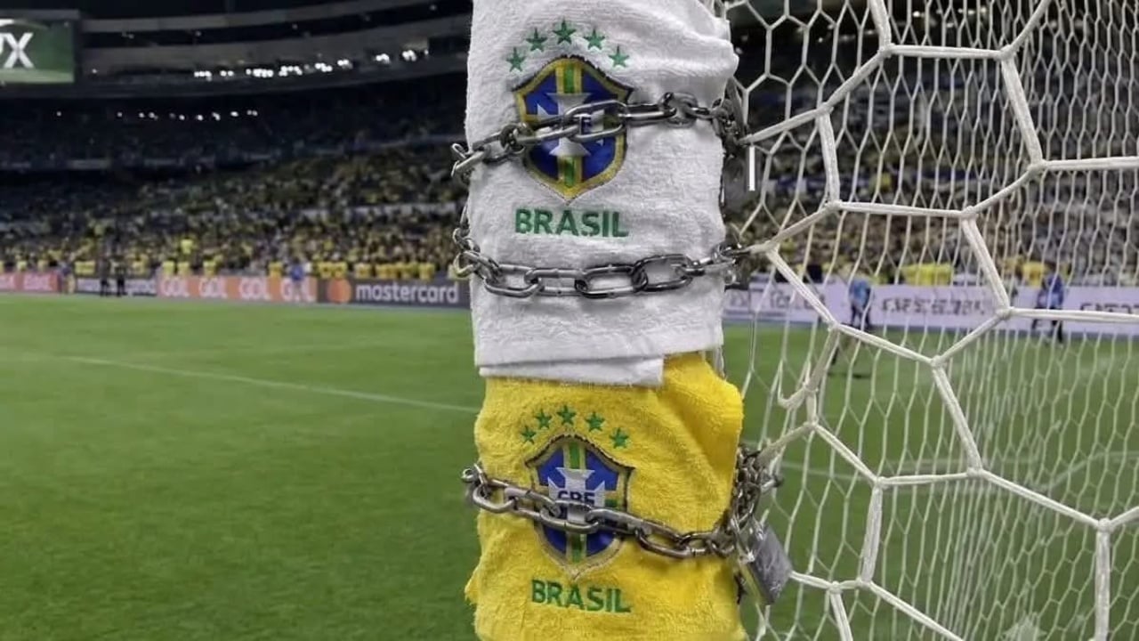  Lufta e Peshqirëve  rikthehet  Prapaskenat e errëta të ritualeve afrikane që detyruan gjigantët e futbollit të  blindojnë  shtyllat