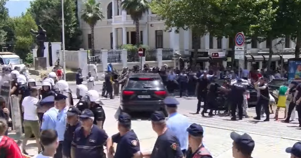 Përplasja me policinë jashtë ambienteve të Kuvendit  shoqërohen në komisariat disa persona  mes tyre Dritan Goxhaj