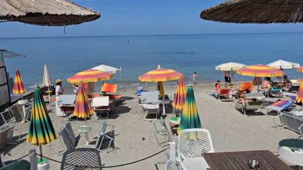Mot i kthjellët dhe temperatura të larta  vendas dhe të huaj mbushin bregdetin e Durrësit
