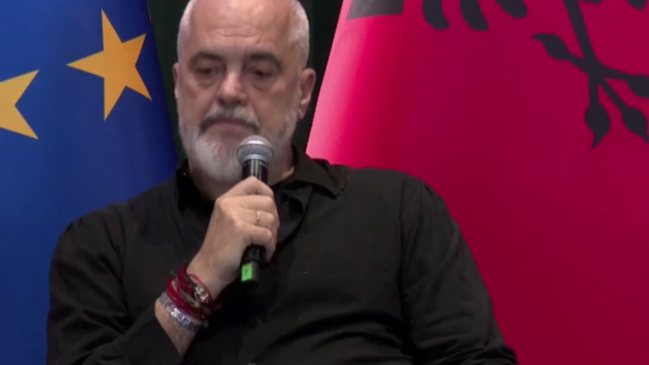 Investimi në Zvërnec  Rama me gazetarët e huaj  E di shumë mirë shijen e gjakut kur protestat ndodhin në mjedis jo të lirë  Kërkojnë anulimin e projektit  por 