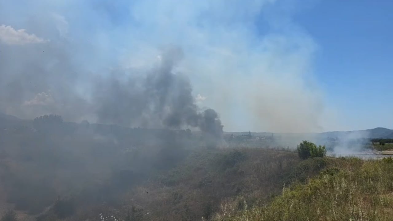 Zjarr pranë Bradasheshit në Elbasan  re të dendura tymi mbulojnë zonën  ndotja e ajrit tepër alarmante
