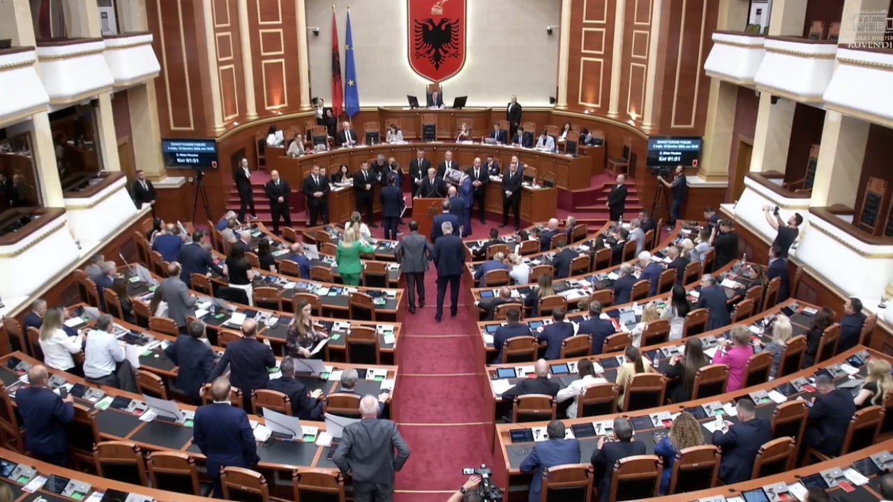 Berisha në foltore  deputetët e tij e rrethojnë dhe përplasen me Peleshin  kreu i PD  Të vijë Rama këtu