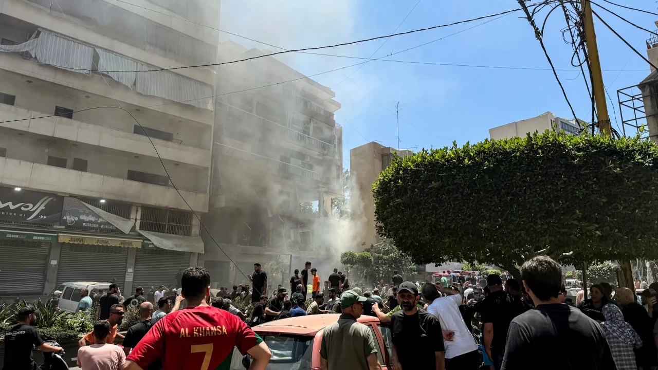 Goditet bastioni i Hezbollahut në Dahiyeh  tensionet kërcënojnë armëpushimin e brishtë mes Izraelit dhe Libanit