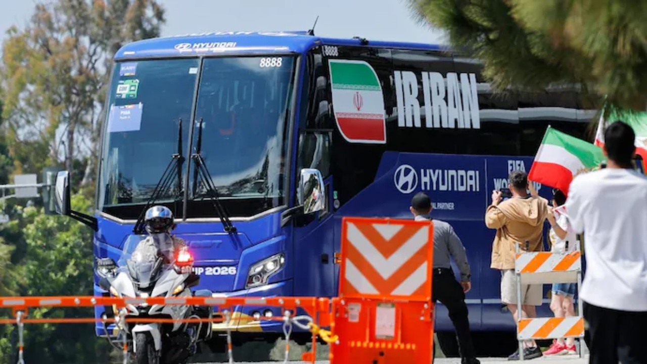 Ekipi i futbollit iranian zbarkon në SHBA pas njoftimit të marrëveshjes  hasen me polemika  protesta dhe probleme organizative