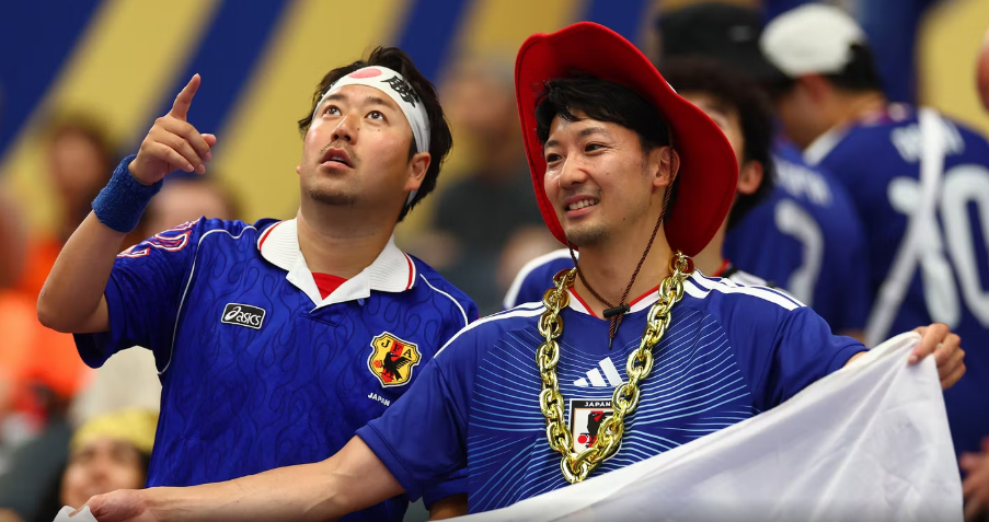 Japonezët mahnitin edhe një herë botën  pastrojnë shkallët e stadiumit pas barazimit me Holandën  Video 