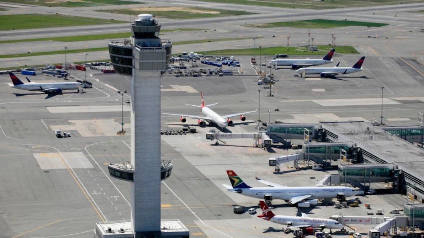 Momente tensioni në qiellin e Nju Jorkut  avioni i JetBlue raporton përplasje me një dron