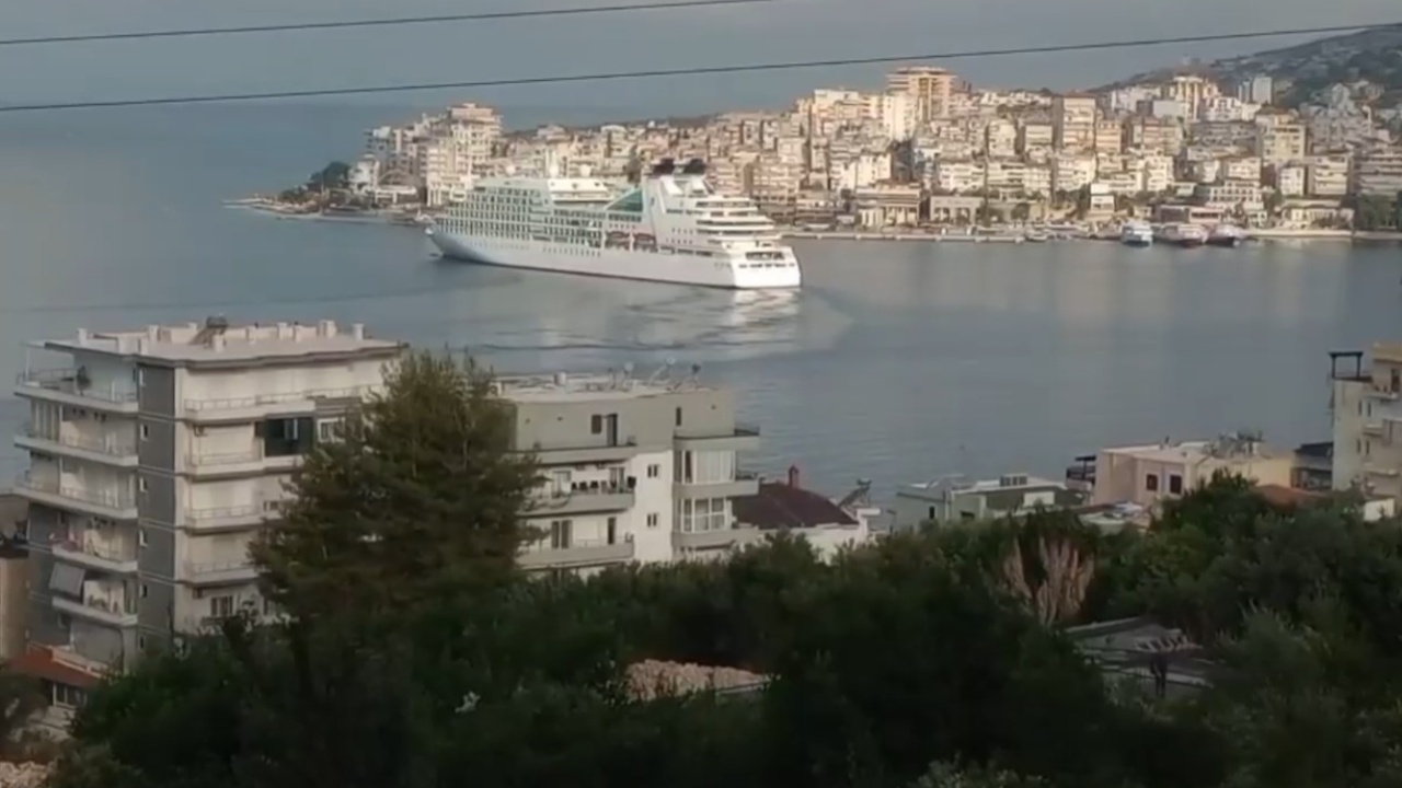 saranda-pret-turistet-e-radhes-nga-deti-krocera-amerikane-seabourn-quest-mberrin-ne-qytetin-bregdetar