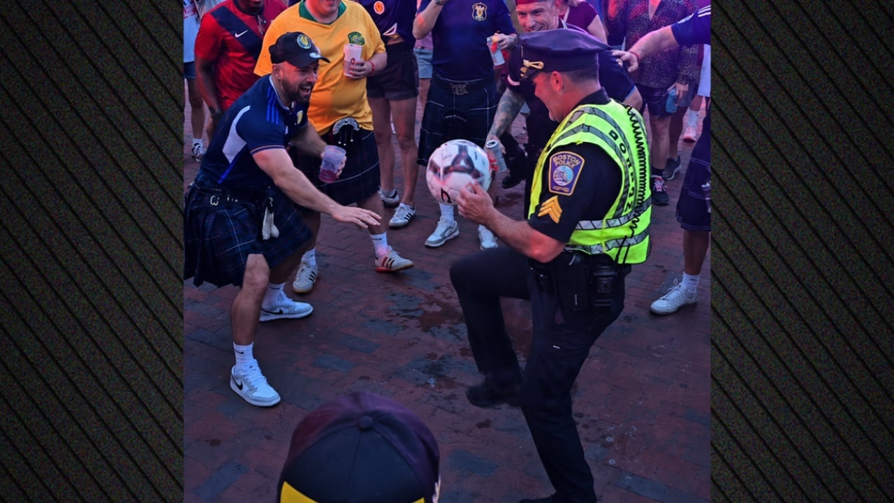E jashtëzakonshme në Boston  polici merr topin dhe fillon xhonglimet  tifozët skocezë e  shpallin  idhull