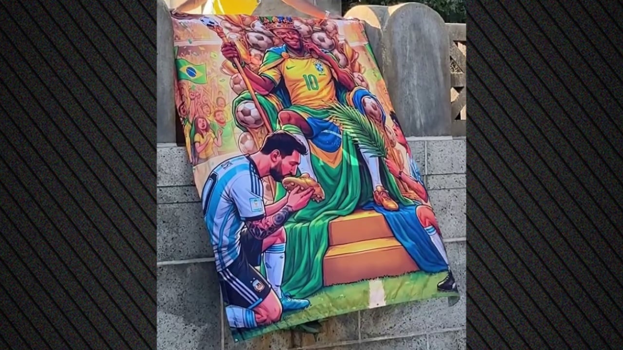 Tifozët e Brazilit  tërbojnë  argjentinasit me pankartën ku Messi i puth këmbën Pelé së 