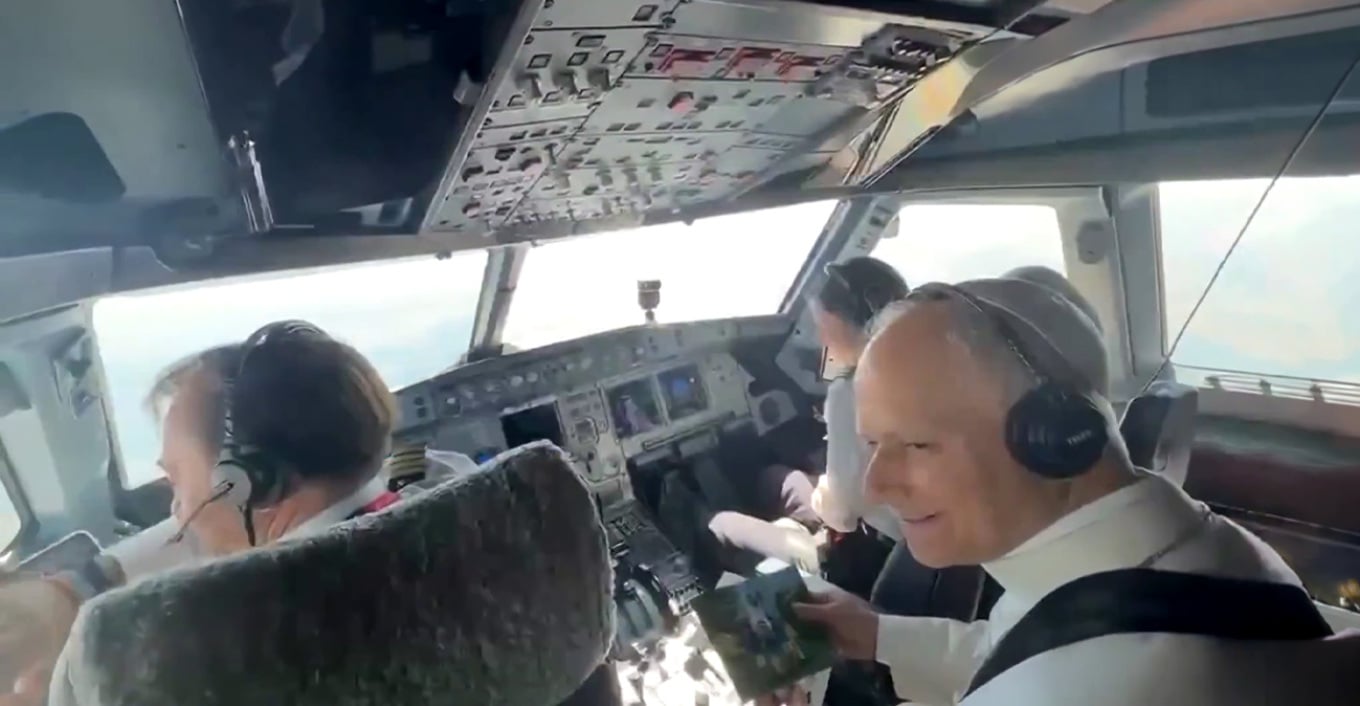 papa-leoni-ne-kabinen-e-pilotit-pamjet-nga-fluturimi-mbi-spanje-behen-virale
