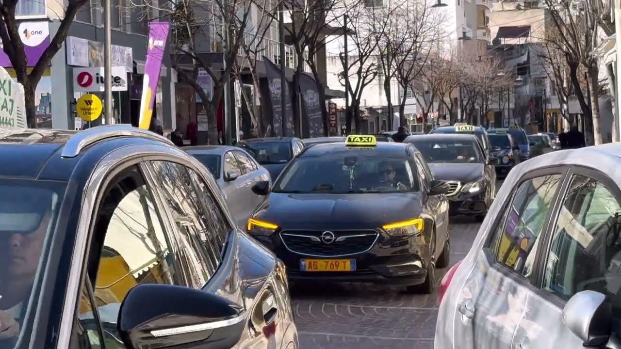 Taksistët protestojnë në Sarandë  tensione para bashkisë  shoferët kërkojnë zgjidhje për tregun