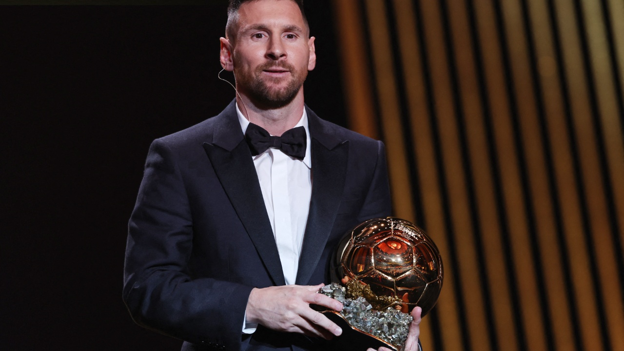boterori-per-topin-e-arte-mesazhi-i-fshehte-i-france-football-a-eshte-messi-ne-rrugen-e-duhur-drejt-numrit-9