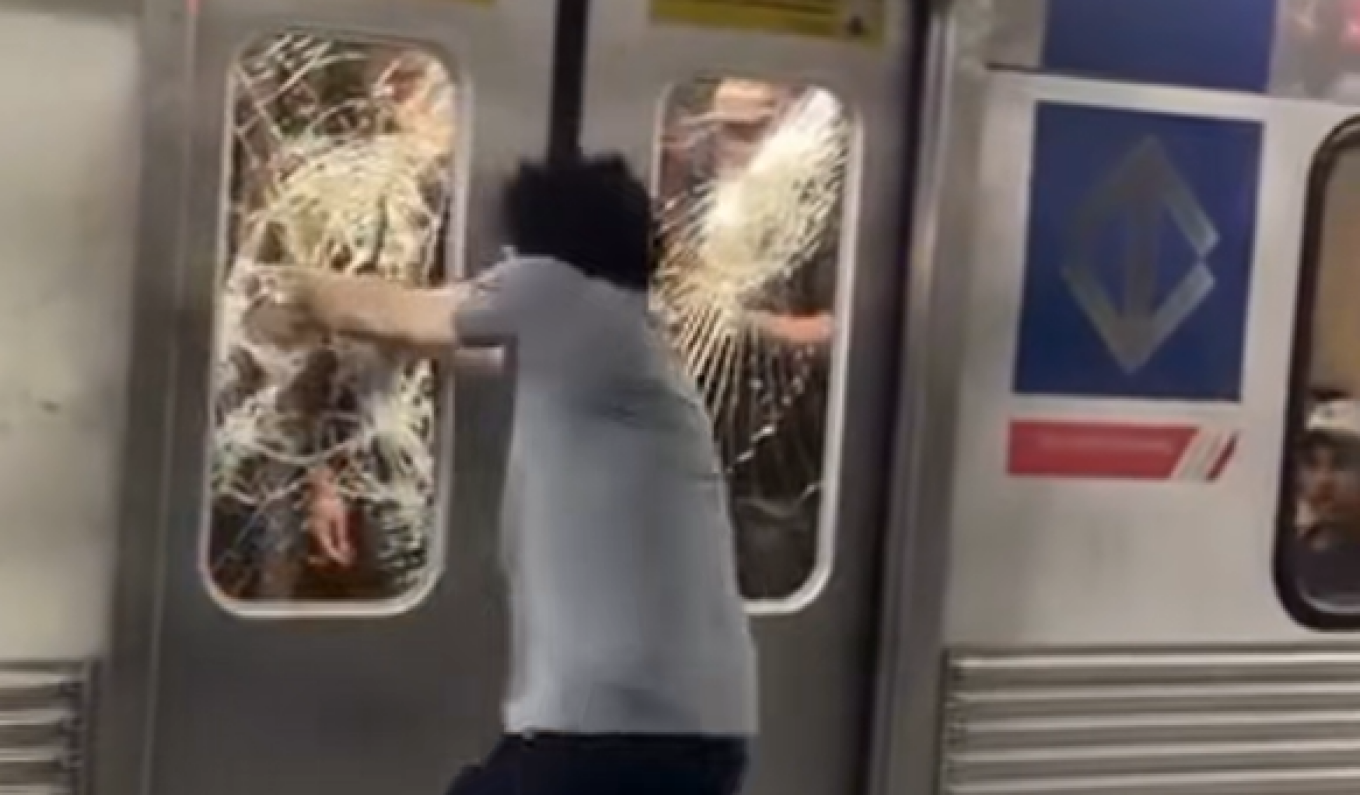 Video  Kaos në metronë e Sao Paulos  39 vjeçari i dehur hidhet nga treni dhe thyen xhamat