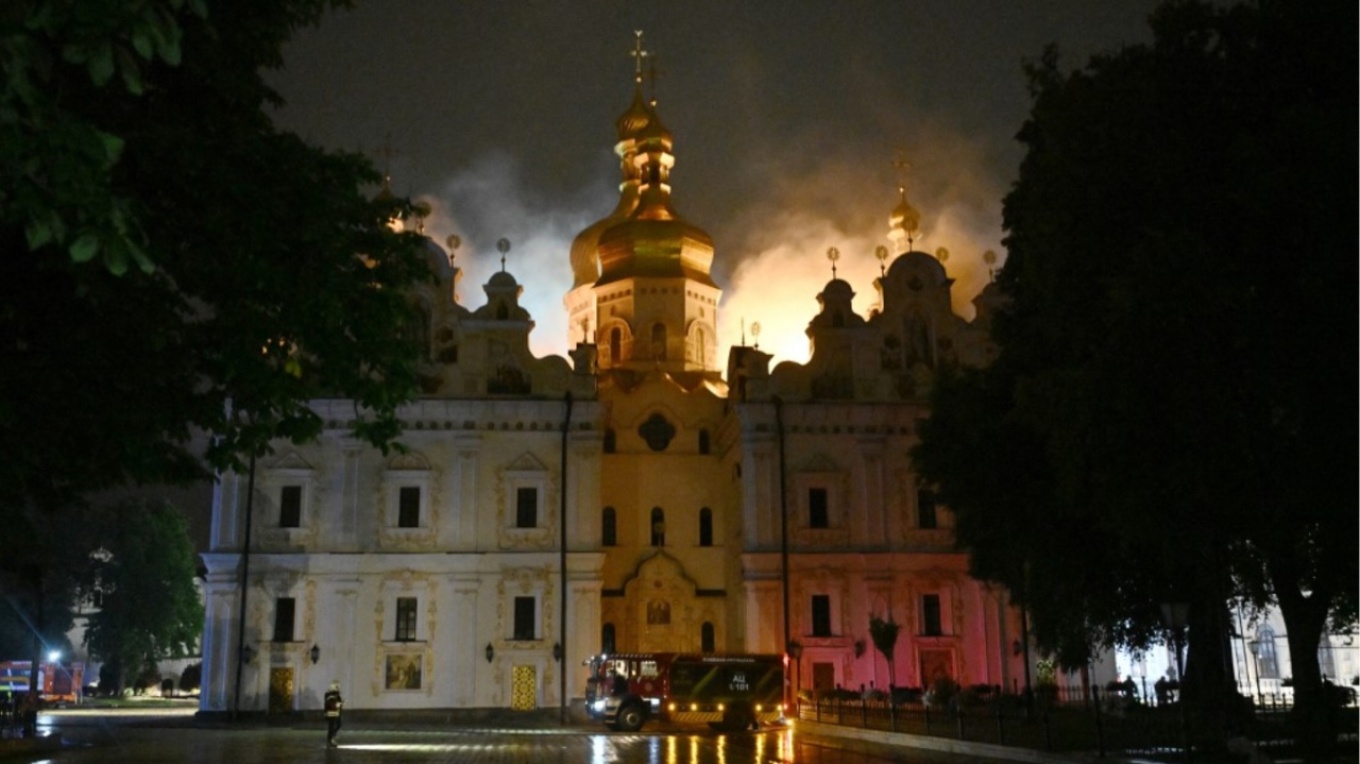 Sulm masiv rus mbi Ukrainën  Digjet monumenti historik i Kievit  pesë të vdekur