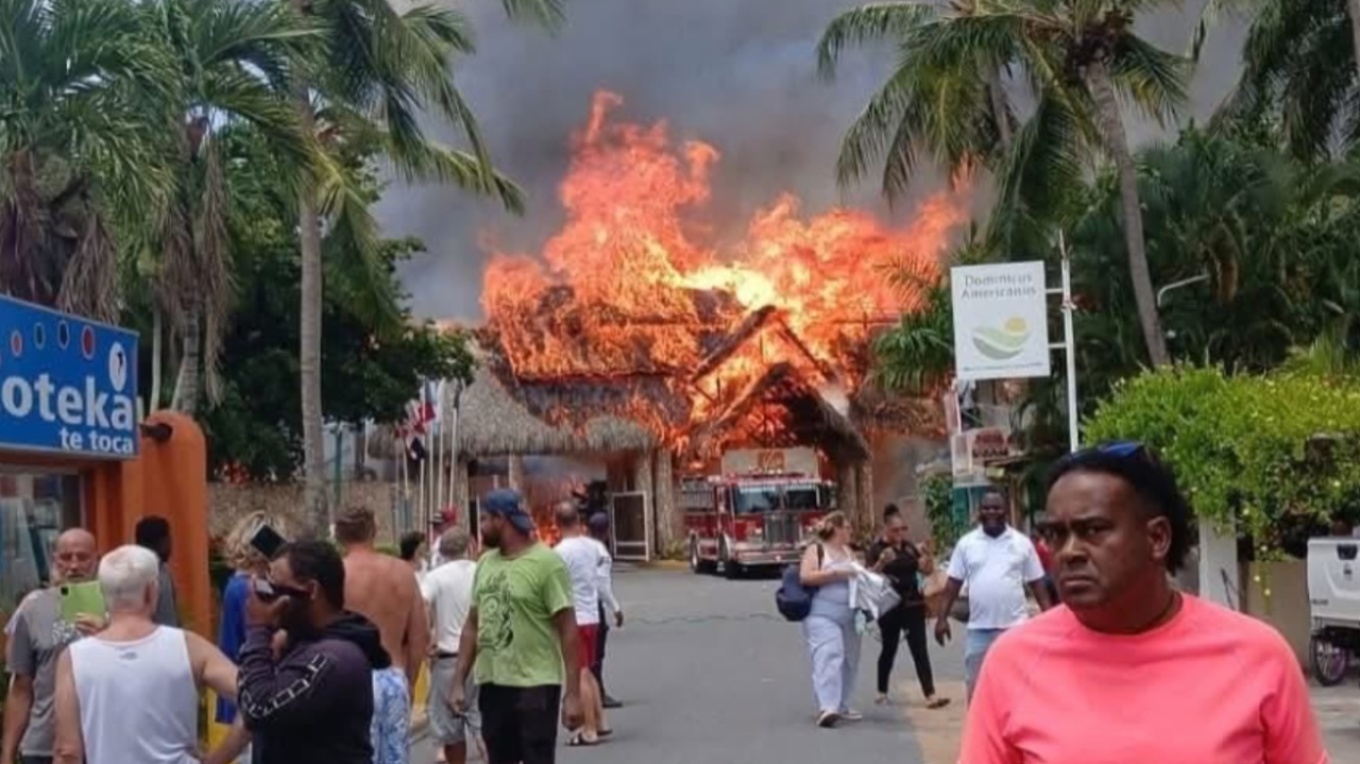 Zjarr i madh në një hotel në Santo Domingo  Vdes turisti 46 vjeçar  1 700 persona të evakuuar