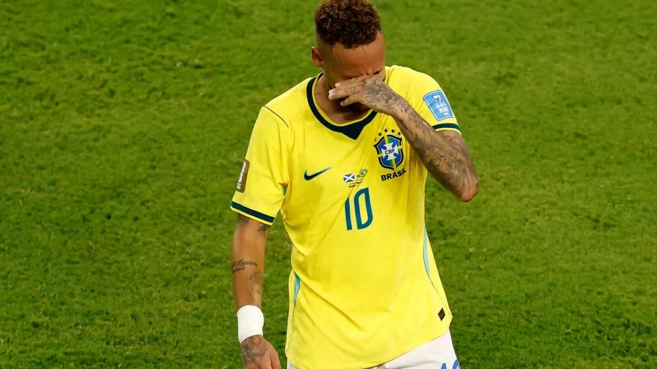 video-i-gjithe-stadiumi-ne-kembe-momenti-kur-neymar-rikthehet-ne-fushe-me-brazilin-ylli-i-santosit-nuk-i-mban-dot-lotet