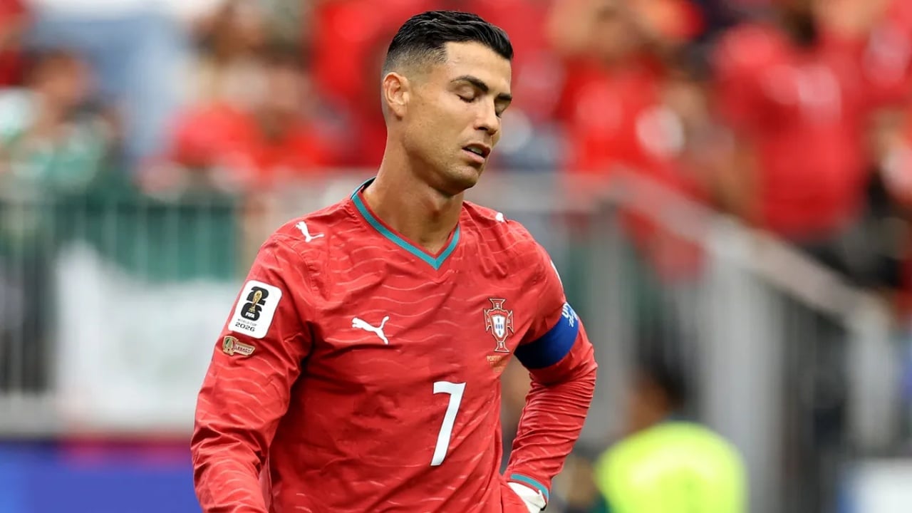  10 burra dhe një statujë   Media britanike kryqëzon Ronaldon  Portugalia po sakrifikon një tjetër Botëror për egon e tij 