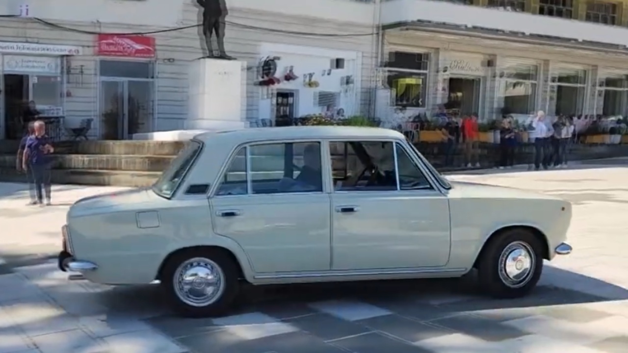 Parada retro në Gjirokastër  makina ikonike dhe koleksionistë italianë tërheqin kureshtjen e turistëve