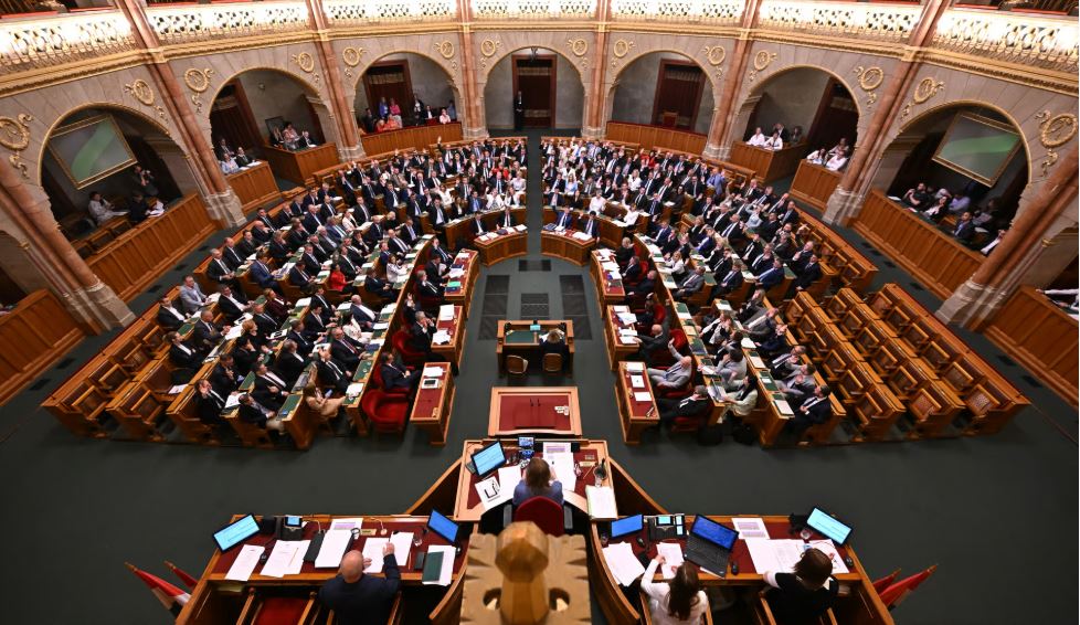 Parlamenti hungarez merr vendimin  asnjë kryeministër nuk do të qëndrojë në detyrë më shumë se 8 vjet