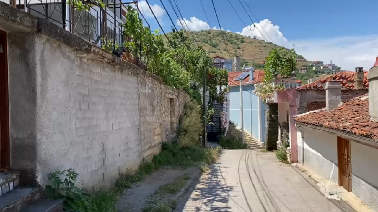 Burri plagos me thikë gruan në Pogradec  autori shoqërohet në komisariat