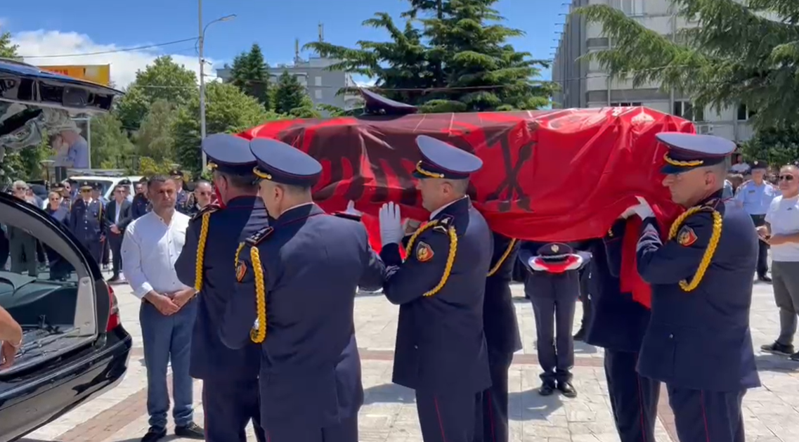 Pas homazheve  trupi i policit hero përcillet drejt banesës së fundit  do të prehet pranë vëllait të tij që humbi jetën një vit më parë