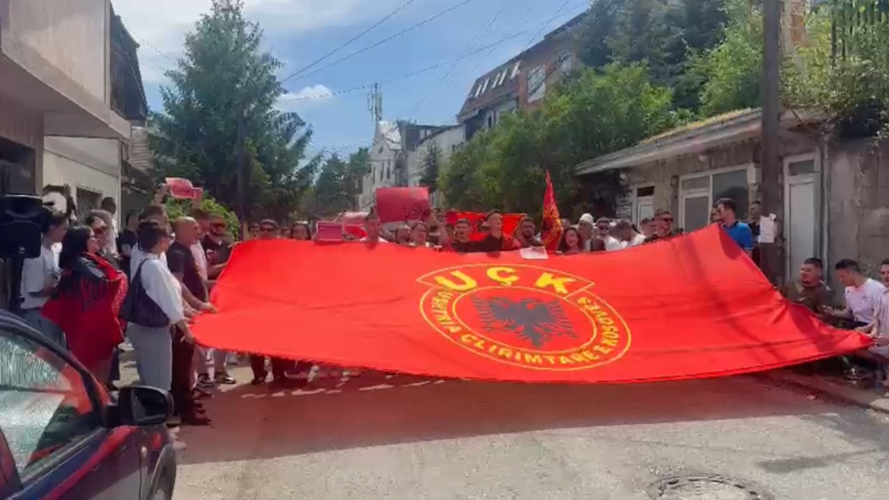 Të rinjtë në Prishtinë krah studentëve shqiptarë në RMV  protestë para ambasadës së Maqedonisë së Veriut për gjuhën shqipe