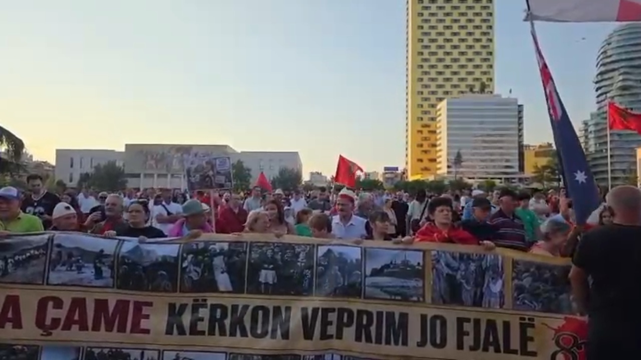 Live  Sot dita e 28 të e protestës  qytetarët mblidhen në sheshin  Skënderbej  para marshimit drejt Kryeministrisë