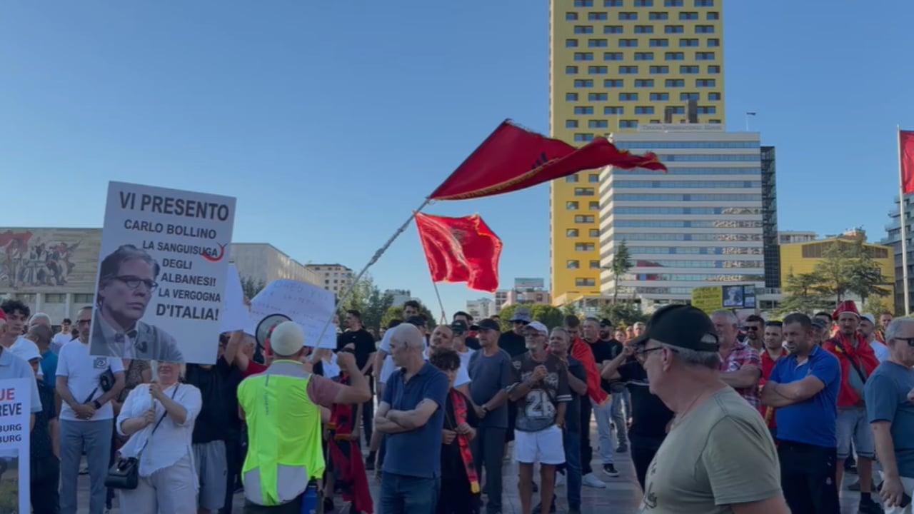 live-dita-e-13-te-e-protestes-qytetaret-grumbullohen-ne-sheshin-skenderbej-aktivisti-opozita-eshte-perpjekur-te-kape-protesten